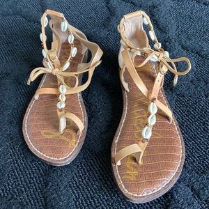 Strappy sandals with shells and bead decor